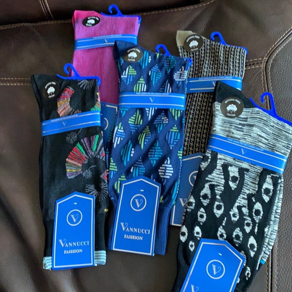 5 pair men's cotton pattern socks. New with tags.